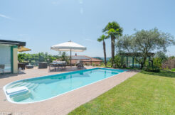 ARZO – INCANTEVOLE VILLA CON PISCINA TRA LUSSO, COMFORT E STILE