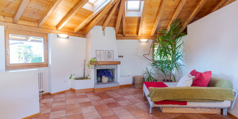 MORBIO INFERIORE – CASA DI NUCLEO SOLLEGGIATA E CON CORTE PRIVATA