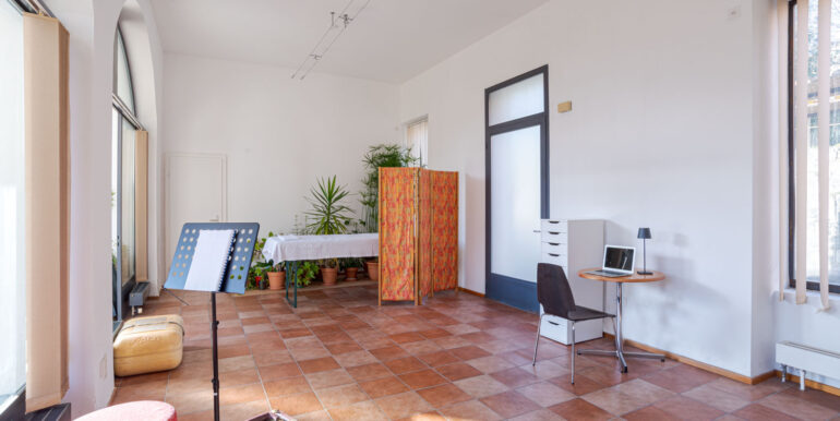 MORBIO INFERIORE – CASA DI NUCLEO SOLLEGGIATA E CON CORTE PRIVATA