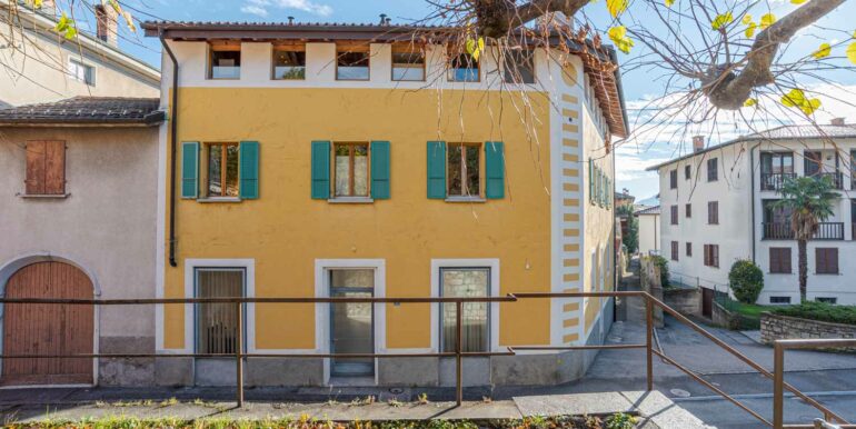 MORBIO INFERIORE – CASA DI NUCLEO SOLLEGGIATA E CON CORTE PRIVATA