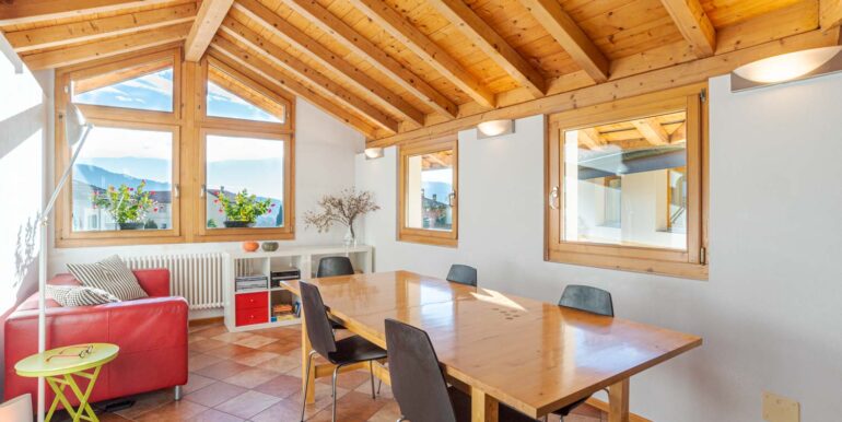 MORBIO INFERIORE – CASA DI NUCLEO SOLLEGGIATA E CON CORTE PRIVATA