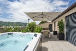 VACALLO – ATTICO ESCLUSIVO CON TERRAZZE PANORAMICHE E JACUZZI IN POSIZIONE PRESTIGIOSA