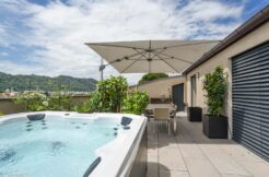 VACALLO – ATTICO ESCLUSIVO CON TERRAZZE PANORAMICHE E JACUZZI IN POSIZIONE PRESTIGIOSA