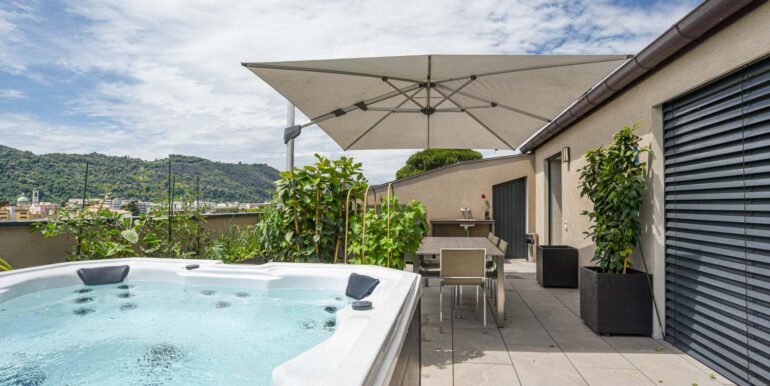 VACALLO – ATTICO ESCLUSIVO CON TERRAZZE PANORAMICHE E JACUZZI IN POSIZIONE PRESTIGIOSA