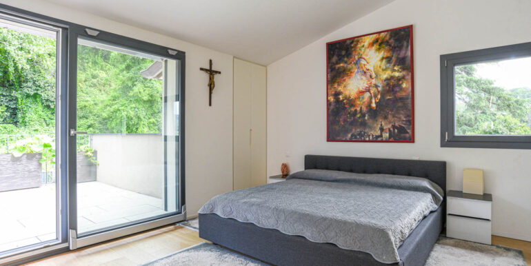 VACALLO – ATTICO ESCLUSIVO CON TERRAZZE PANORAMICHE E JACUZZI IN POSIZIONE PRESTIGIOSA