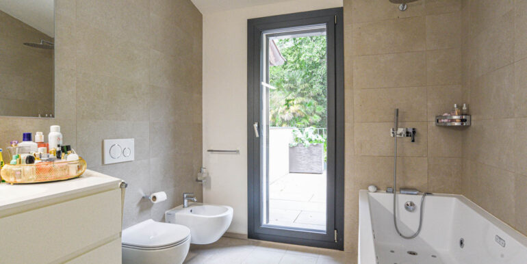 VACALLO – ATTICO ESCLUSIVO CON TERRAZZE PANORAMICHE E JACUZZI IN POSIZIONE PRESTIGIOSA