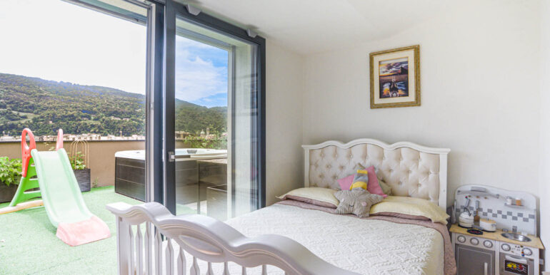 VACALLO – ATTICO ESCLUSIVO CON TERRAZZE PANORAMICHE E JACUZZI IN POSIZIONE PRESTIGIOSA
