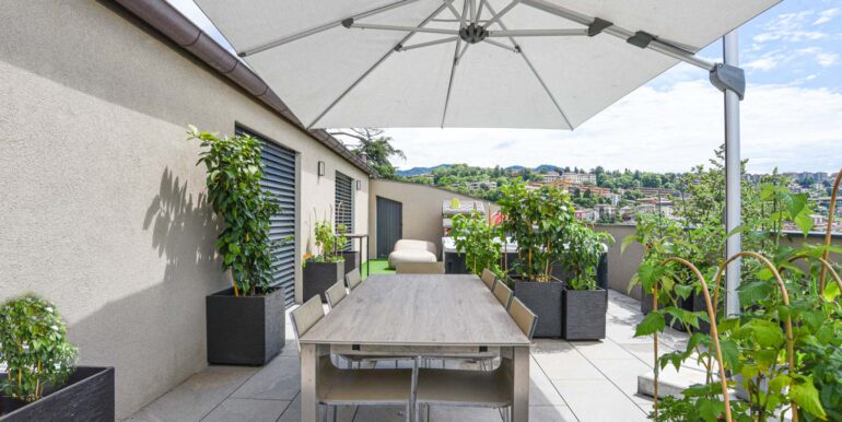 VACALLO – ATTICO ESCLUSIVO CON TERRAZZE PANORAMICHE E JACUZZI IN POSIZIONE PRESTIGIOSA