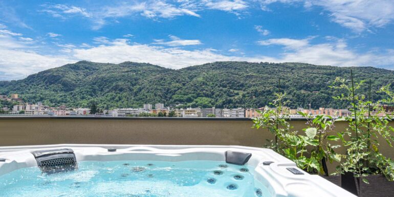 VACALLO – ATTICO ESCLUSIVO CON TERRAZZE PANORAMICHE E JACUZZI IN POSIZIONE PRESTIGIOSA