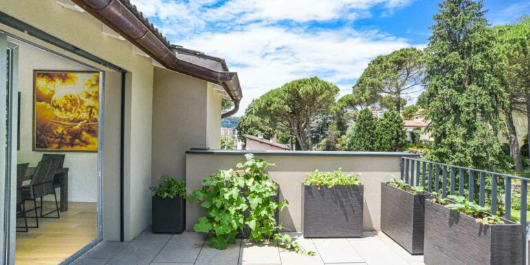 VACALLO – ATTICO ESCLUSIVO CON TERRAZZE PANORAMICHE E JACUZZI IN POSIZIONE PRESTIGIOSA