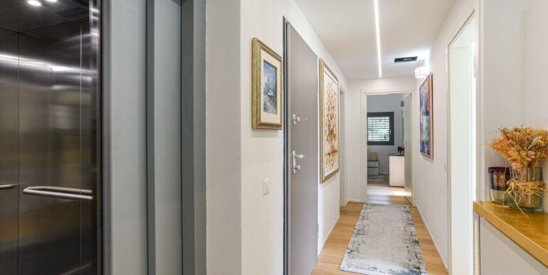 VACALLO – ATTICO ESCLUSIVO CON TERRAZZE PANORAMICHE E JACUZZI IN POSIZIONE PRESTIGIOSA