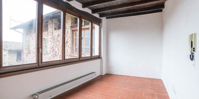 RANCATE – AFFASCINANTE CASA CON LOGGIA E VISTA PANORAMICA
