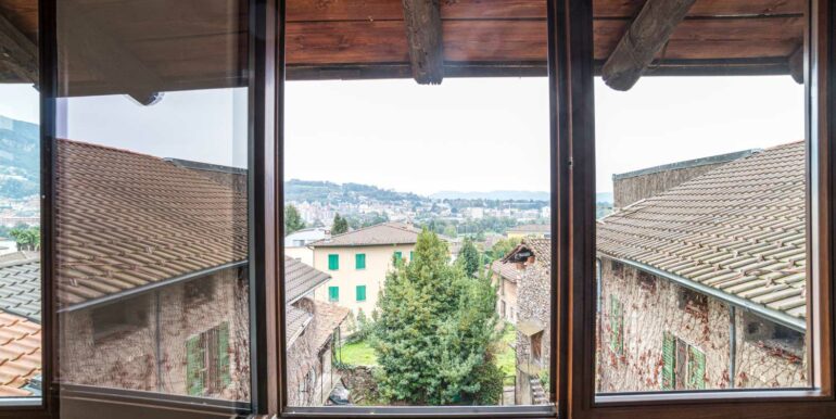 RANCATE – AFFASCINANTE CASA CON LOGGIA E VISTA PANORAMICA