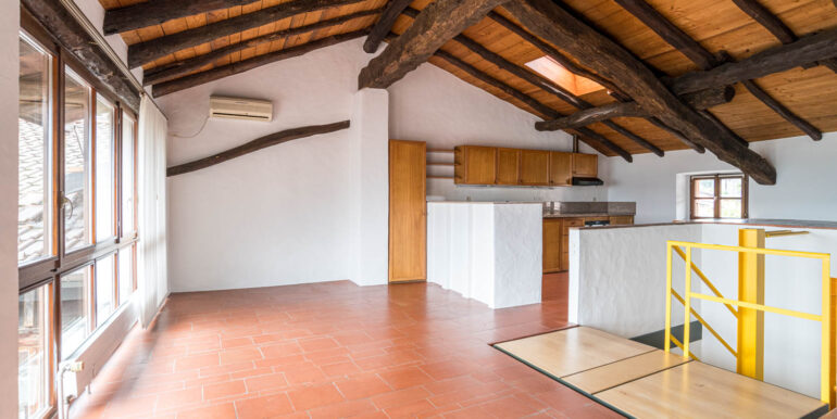 RANCATE – AFFASCINANTE CASA CON LOGGIA E VISTA PANORAMICA