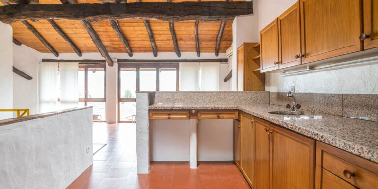 RANCATE – AFFASCINANTE CASA CON LOGGIA E VISTA PANORAMICA