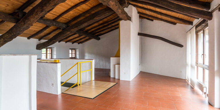 RANCATE – AFFASCINANTE CASA CON LOGGIA E VISTA PANORAMICA
