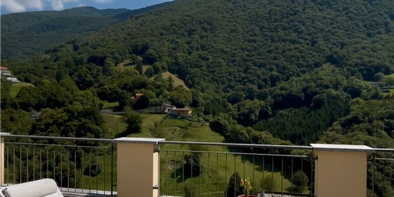 AROGNO – POSSIBILE CASA DI VACANZA, MANSARDA IN CASA D’EPOCA RISTRUTTURATA