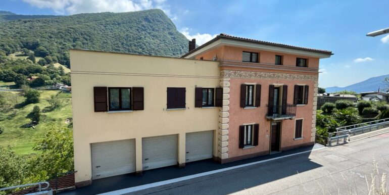 AROGNO – POSSIBILE CASA DI VACANZA, MANSARDA IN CASA D’EPOCA RISTRUTTURATA