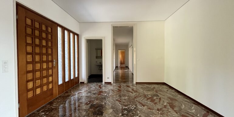 STABIO – IMMERSA NEL VERDE DELLE VIGNE, UNA DIMORA ISPIRATA AL BAUHAUS