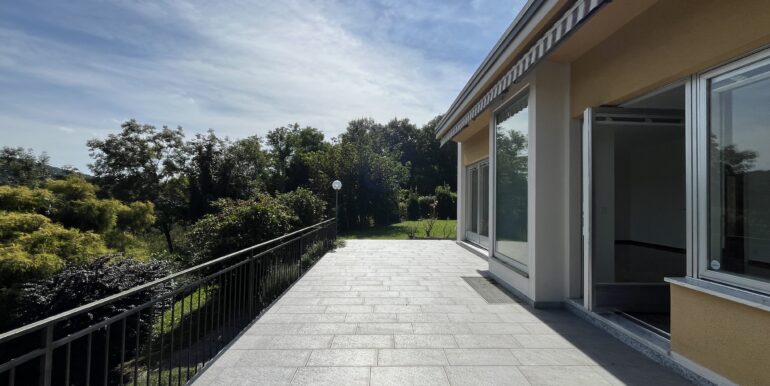 STABIO – IMMERSA NEL VERDE DELLE VIGNE, UNA DIMORA ISPIRATA AL BAUHAUS