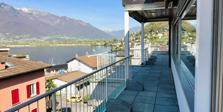 VIRA GAMBAROGNO - ATTICO IN CENTRO CON VISTA LAGO