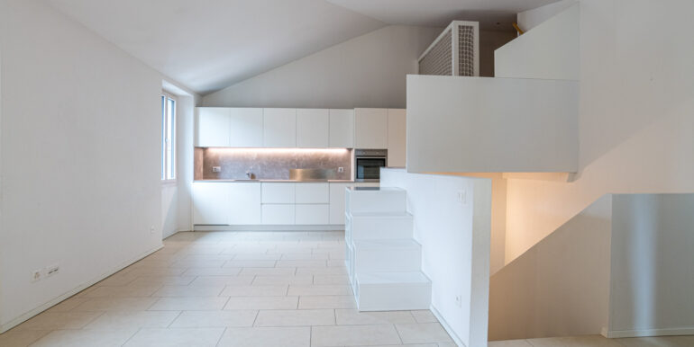 MELANO - 3,5 LOCALI RISTRUTTURATO CON COMFORT MODERNI