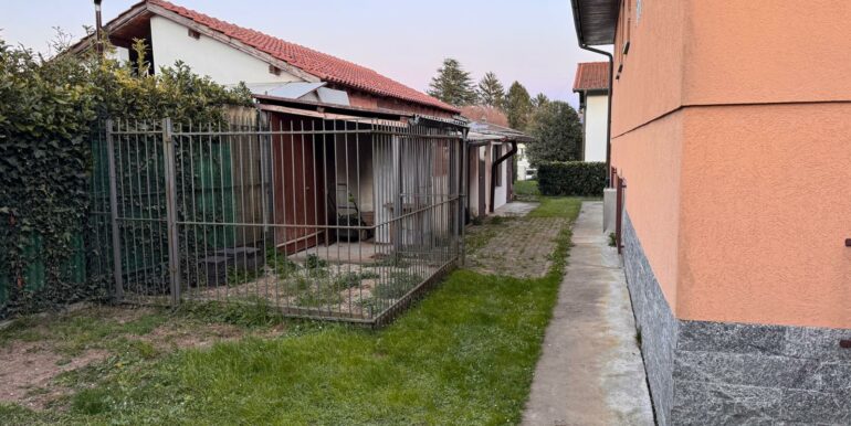 STABIO - VILLA SINGOLA CON GIARDINO E DOPPIA SOLUZIONE ABITATIVA