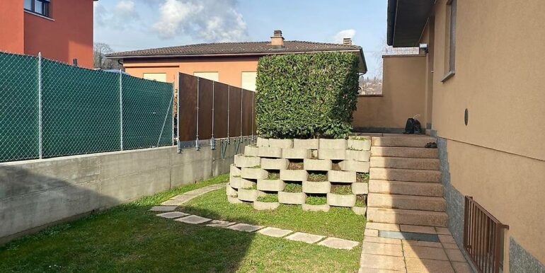 STABIO - VILLA SINGOLA CON GIARDINO E DOPPIA SOLUZIONE ABITATIVA